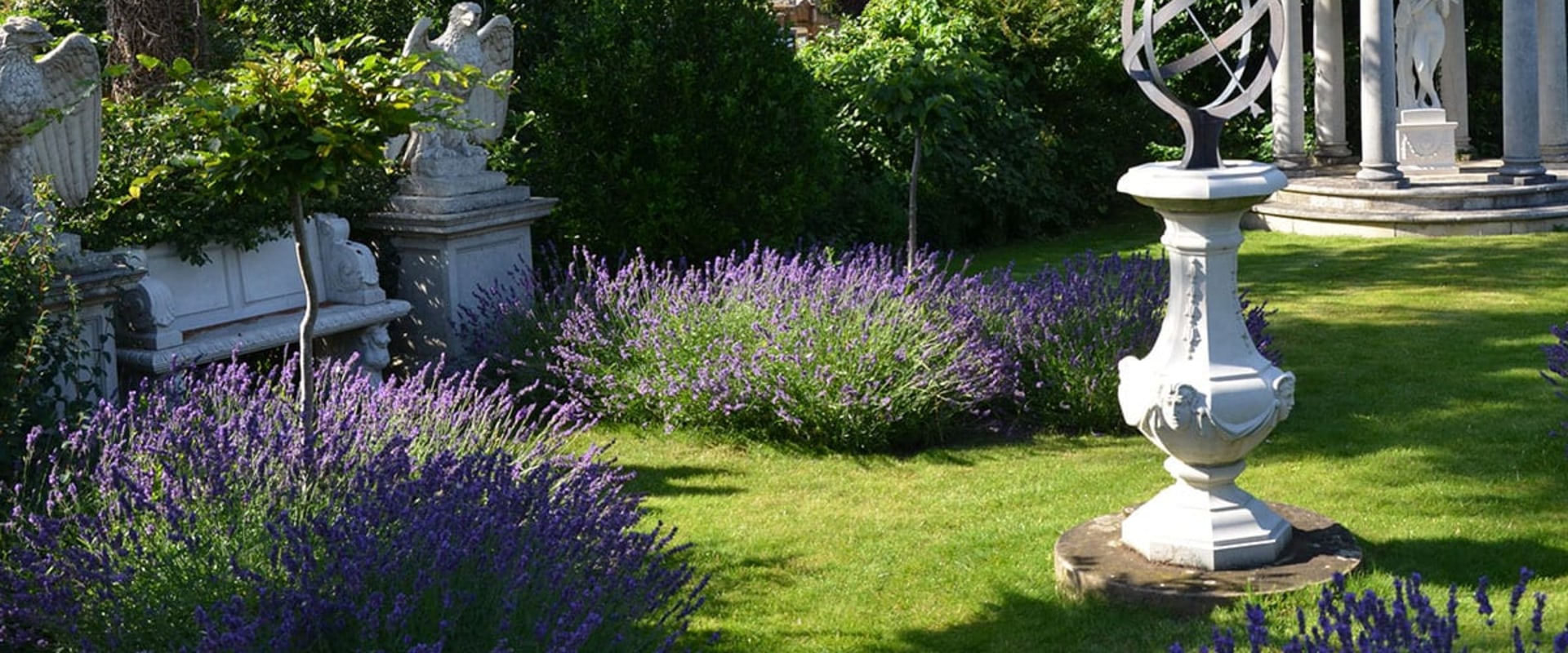 Die Kunst, eine Gartensonnenuhr zu positionieren